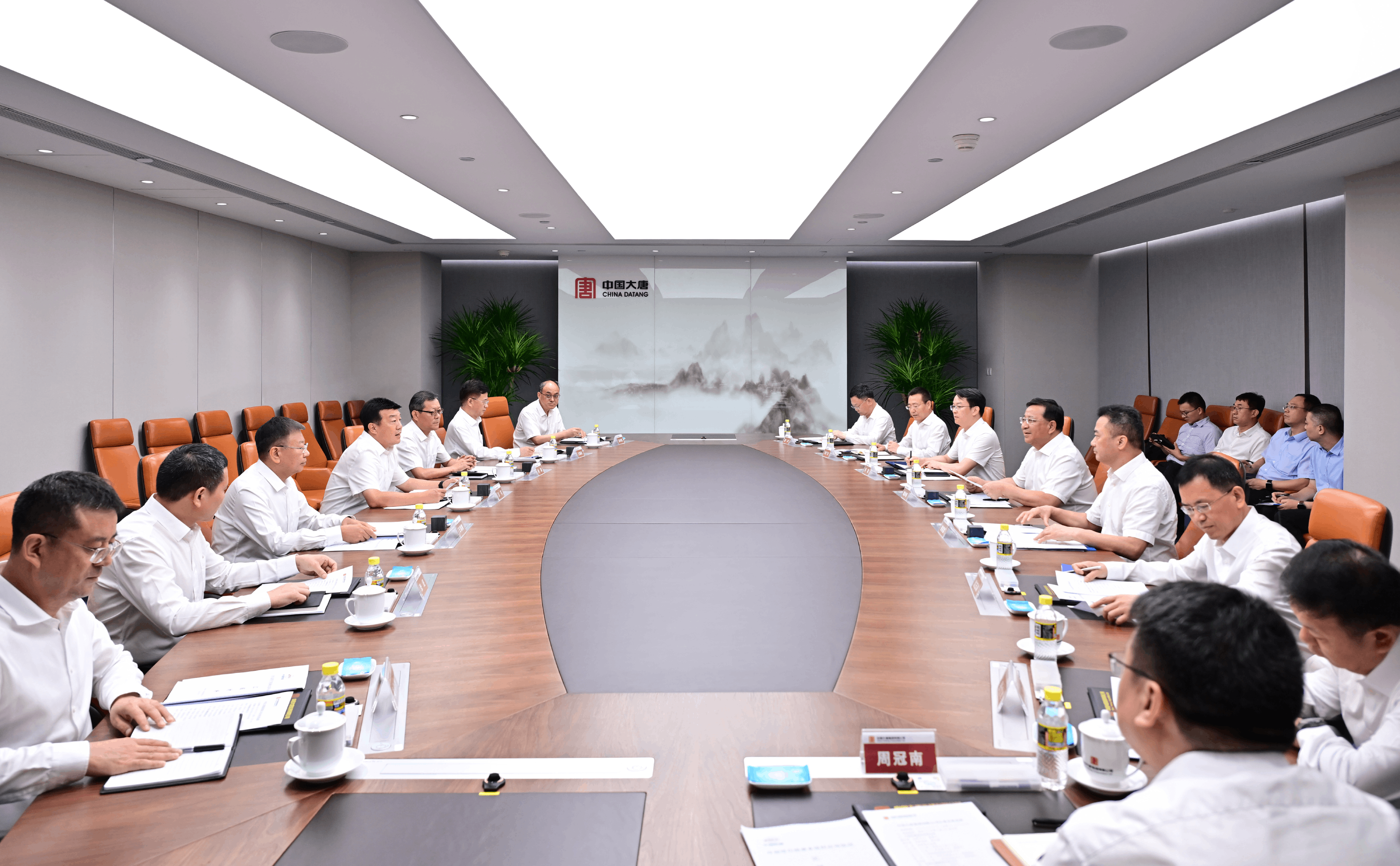 中國大唐董事長(zhǎng)呂軍與中國鐵建董事長(zhǎng)戴和根會(huì)談